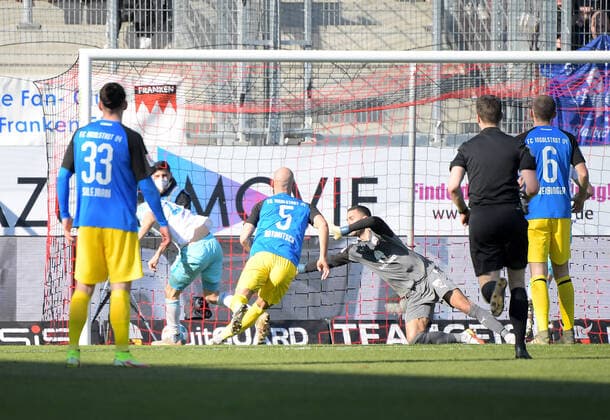 13.03.2022, xemx, Fussball 2.Bundesliga, FC Ingolstadt - FC Schalke 04 emspor, v.l. Dominick Drexler (FC Schalke 04) Goal scored, erziehlt das Tor zum 0:3 (DFL DFB REGULATIONS PROHIBIT ANY USE OF PHOTOGRAPHS as IMAGE SEQUENCES and or QUASI-VIDEO) Ingolstadt