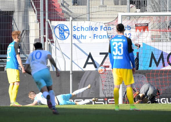 13.03.2022, xemx, Fussball 2.Bundesliga, FC Ingolstadt - FC Schalke 04 emspor, v.l. Dominick Drexler (FC Schalke 04) Goal scored, erziehlt das Tor zum 0:3 (DFL DFB REGULATIONS PROHIBIT ANY USE OF PHOTOGRAPHS as IMAGE SEQUENCES and or QUASI-VIDEO) Ingolstadt