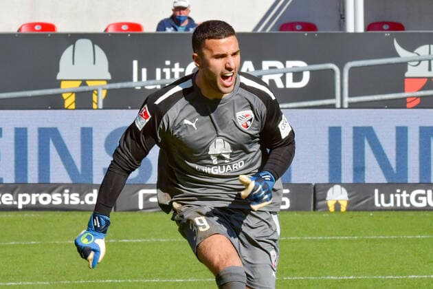 Torwart Dejan Stojanovic (FC Ingolstadt, Nr.39) ist richtig sauer auf seine Vorderleute beim Spiel FC Ingolstadt 04 gegen Schalke 04 am 13.03.2022, DFL regulations prohibit any use of photographs as image sequences and or quasi-video. GER, Fussball, 2. Bundesliga, Spieltag 26, FC Ingolstadt 04 gegen Schalke 04, 13.03.2022, Audi Sportpark Ingolstadt