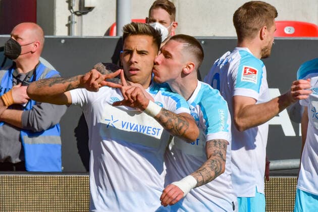 Jubel bei Schalke nach Tor durch Rodrigo Zalazar (Schalke 04, Nr.10) mit Kuesschen durch Darko Churlinov (Schalke 04, Nr.7) beim Spiel FC Ingolstadt 04 gegen Schalke 04 am 13.03.2022, DFL regulations prohibit any use of photographs as image sequences and or quasi-video. GER, Fussball, 2. Bundesliga, Spieltag 26, FC Ingolstadt 04 gegen Schalke 04, 13.03.2022, Audi Sportpark Ingolstadt