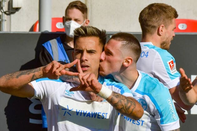 Jubel bei Schalke nach Tor durch Rodrigo Zalazar (Schalke 04, Nr.10) mit Kuesschen durch Darko Churlinov (Schalke 04, Nr.7) beim Spiel FC Ingolstadt 04 gegen Schalke 04 am 13.03.2022, DFL regulations prohibit any use of photographs as image sequences and or quasi-video. GER, Fussball, 2. Bundesliga, Spieltag 26, FC Ingolstadt 04 gegen Schalke 04, 13.03.2022, Audi Sportpark Ingolstadt