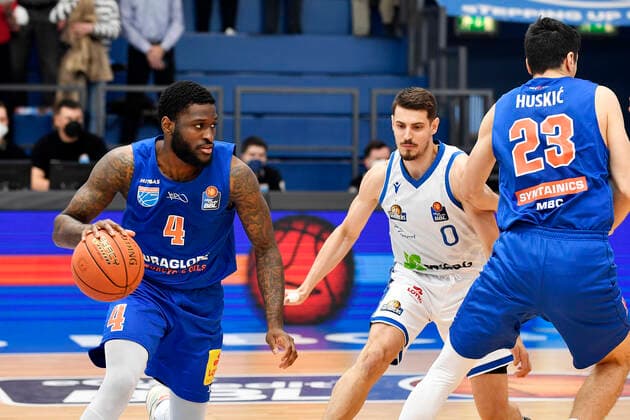 Basketball, 1. Bundesliga, Saison 2021 2022, Nachholspiel 15. Spieltag, SYNTAINICS MBC (Mitteldeutscher Basketball Club Weissenfels) vs. Fraport Skyliners Frankfurt Main (13.03.2022) Zweikampf um den Ball zwischen AJ English (Power Guard MBC Weissenfels, Rueckennummer 4) (li.) und Lukas Wank (Guard Skyliners Frankfurt, Rueckennummer 0) (re.) beim Spiel Weißenfels gegen Fraport Skyliners Frankfurt (13. 03. 2022) Weißenfels Sachsen-Anhalt Deutschland Stadthalle Weißenfels