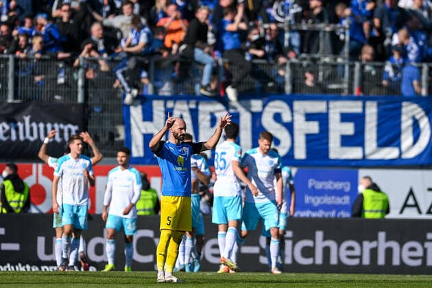 Nico Antonitsch (FC Ingolstadt, 5) nach dem Gegentor enttäuscht schauend, Enttäuschung, Frustration, disappointed, pessimistisch, im Hintergrund bejubeln die Schalker Spieler das Tor zum 0:3, 13.03.2022, Ingolstadt (Deutschland), Fussball, 2. Bundesliga, FC Ingolstadt 04 - FC Schalke 04, DFB DFL REGULATIONS PROHIBIT ANY USE OF PHOTOGRAPHS AS IMAGE SEQUENCES AND OR QUASI-VIDEO.