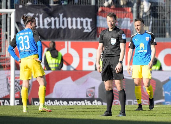 13.03.2022, xemx, Fussball 2.Bundesliga, FC Ingolstadt - FC Schalke 04 emspor, v.l. Mannschaft, Spieler, enttaeuscht, enttaeuscht schauend nach Spielende, dissapointed at the end of the match (DFL DFB REGULATIONS PROHIBIT ANY USE OF PHOTOGRAPHS as IMAGE SEQUENCES and or QUASI-VIDEO) Ingolstadt