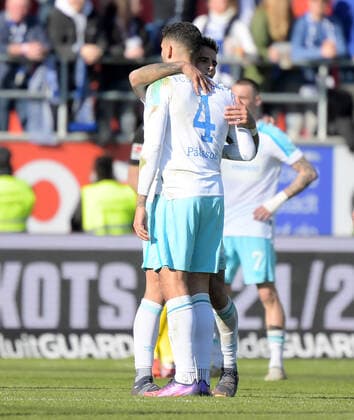 13.03.2022, xemx, Fussball 2.Bundesliga, FC Ingolstadt - FC Schalke 04 emspor, v.l. Mannschaft, Spieler, jubeln nach Spielende, celebrate at the end of the match (DFL DFB REGULATIONS PROHIBIT ANY USE OF PHOTOGRAPHS as IMAGE SEQUENCES and or QUASI-VIDEO) Ingolstadt
