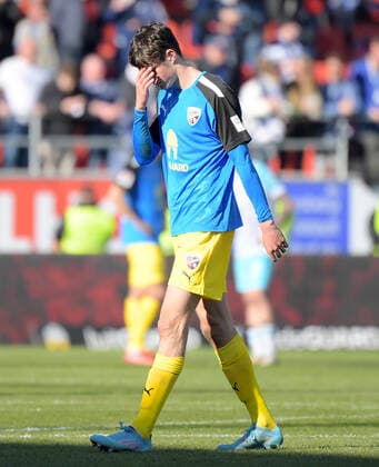 13.03.2022, xemx, Fussball 2.Bundesliga, FC Ingolstadt - FC Schalke 04 emspor, v.l. Mannschaft, Spieler, enttaeuscht, enttaeuscht schauend nach Spielende, dissapointed at the end of the match (DFL DFB REGULATIONS PROHIBIT ANY USE OF PHOTOGRAPHS as IMAGE SEQUENCES and or QUASI-VIDEO) Ingolstadt