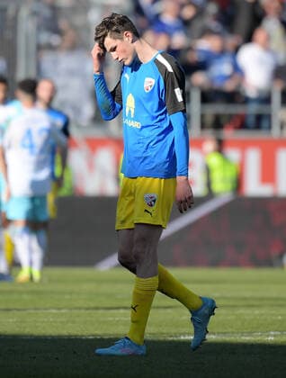 13.03.2022, xemx, Fussball 2.Bundesliga, FC Ingolstadt - FC Schalke 04 emspor, v.l. Mannschaft, Spieler, enttaeuscht, enttaeuscht schauend nach Spielende, dissapointed at the end of the match (DFL DFB REGULATIONS PROHIBIT ANY USE OF PHOTOGRAPHS as IMAGE SEQUENCES and or QUASI-VIDEO) Ingolstadt
