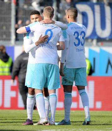 13.03.2022, xemx, Fussball 2.Bundesliga, FC Ingolstadt - FC Schalke 04 emspor, v.l. Mannschaft, Spieler, jubeln nach Spielende, celebrate at the end of the match (DFL DFB REGULATIONS PROHIBIT ANY USE OF PHOTOGRAPHS as IMAGE SEQUENCES and or QUASI-VIDEO) Ingolstadt