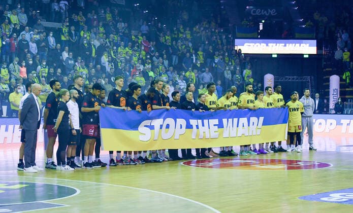 GER, Basketball,easy Credit-BBL, EWE Baskets Oldenburg vs Chemnitz 99ers 13.03.2022, EWE Arena, Oldenburg, GER, easy Credit-BBL, EWE Baskets Oldenburg vs Chemnitz 99ers , im Bild vor dem Spiel mit dem Banner Stop the War