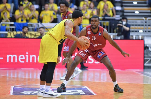 GER, Basketball,easy Credit-BBL, EWE Baskets Oldenburg vs Chemnitz 99ers 13.03.2022, EWE Arena, Oldenburg, GER, easy Credit-BBL, EWE Baskets Oldenburg vs Chemnitz 99ers , im Bild Verteidigung Frantz MASSENAT ( Chemnitz 99ers 15 ) Phil PRESSEY ( EWE Baskets Oldenburg 11 )