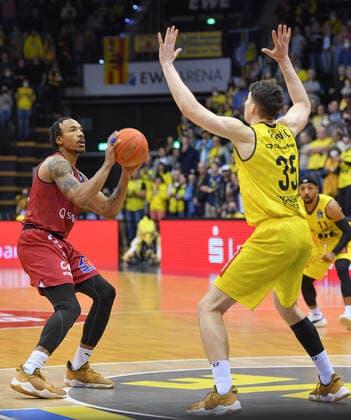 GER, Basketball,easy Credit-BBL, EWE Baskets Oldenburg vs Chemnitz 99ers 13.03.2022, EWE Arena, Oldenburg, GER, easy Credit-BBL, EWE Baskets Oldenburg vs Chemnitz 99ers , im Bild Darion ATINKS ( Chemnitz 99ers 44 ) Alen PJANIC ( EWE Baskets Oldenburg 35 )