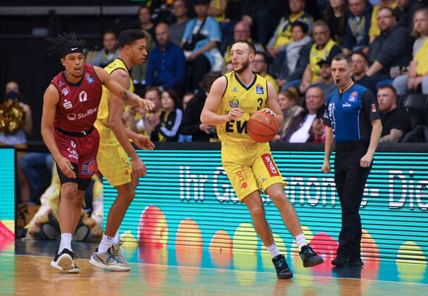 GER, Basketball,easy Credit-BBL, EWE Baskets Oldenburg vs Chemnitz 99ers 13.03.2022, EWE Arena, Oldenburg, GER, easy Credit-BBL, EWE Baskets Oldenburg vs Chemnitz 99ers , im Bild Max HEIDEGGER ( EWE Baskets Oldenburg 3 ) Nelson WEIDEMANN ( Chemnitz 99ers 0 )