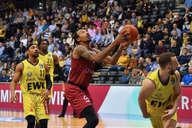 GER, Basketball,easy Credit-BBL, EWE Baskets Oldenburg vs Chemnitz 99ers 13.03.2022, EWE Arena, Oldenburg, GER, easy Credit-BBL, EWE Baskets Oldenburg vs Chemnitz 99ers , im Bild Darion ATINKS ( Chemnitz 99ers 44 ) Phil PRESSEY ( EWE Baskets Oldenburg 11 ) Tai ODIASE ( EWE Baskets Oldenburg 21 ) Max HEIDEGGER ( EWE Baskets Oldenburg 3 )