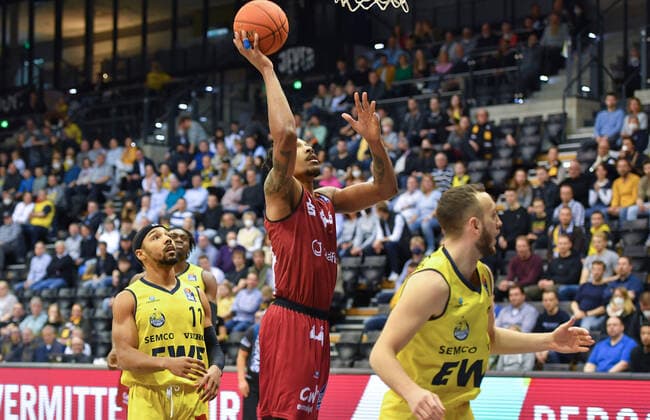 GER, Basketball,easy Credit-BBL, EWE Baskets Oldenburg vs Chemnitz 99ers 13.03.2022, EWE Arena, Oldenburg, GER, easy Credit-BBL, EWE Baskets Oldenburg vs Chemnitz 99ers , im Bild Darion ATINKS ( Chemnitz 99ers 44 ) Phil PRESSEY ( EWE Baskets Oldenburg 11 ) Tai ODIASE ( EWE Baskets Oldenburg 21 ) Max HEIDEGGER ( EWE Baskets Oldenburg 3 )