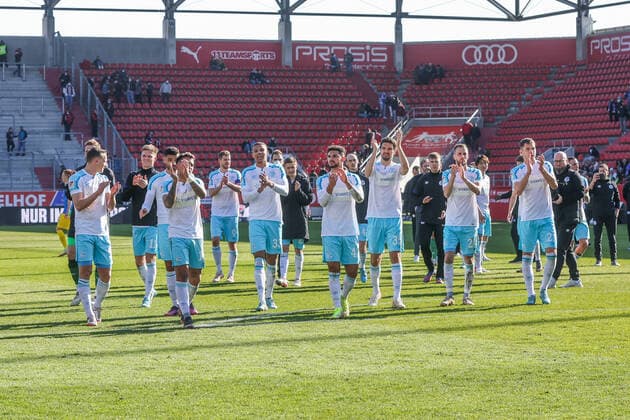 13.03.2022, Fussball, Saison 2021 2022, 2. Bundesliga, 26. Spieltag, FC Ingolstadt 04 - FC Schalke 04, Mannschaft des FC Schalke 04 jubelt gemeinsam mit den Fans nach Schlusspfiff. Foto: Tim Rehbein RHR-FOTO Ingolstadt Audi Sportpark Bayern Deutschland xRHR-FOTO TRx