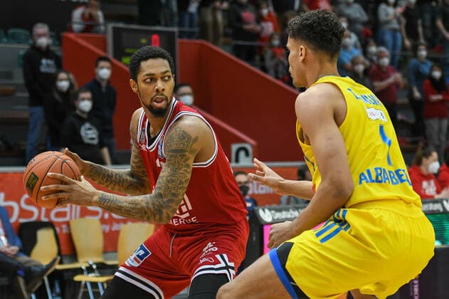 Phillip Fayne, Oscar Da Silva 25. Spieltag, Basketball Bundesliga, Basketball Saison 2021 2022, Deutschland, easyCredit BBL, Germany, Giessen 46ers, giessen rot, Herren, Jobstairs GIESSEN 46ers - Alba Berlin, Männer, Berlin in gelb