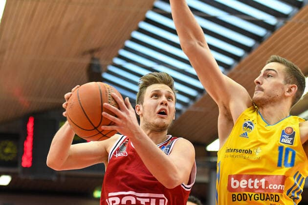 Bjarne Kraushaar, Tim Schneider 25. Spieltag, Basketball Bundesliga, Basketball Saison 2021 2022, Deutschland, easyCredit BBL, Germany, Giessen 46ers, giessen rot, Herren, Jobstairs GIESSEN 46ers - Alba Berlin, Männer, Berlin in gelb