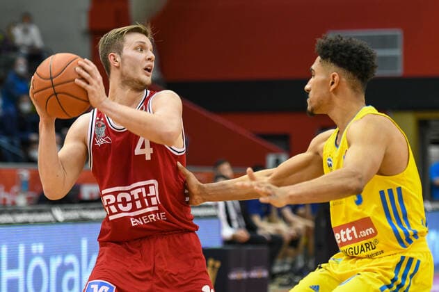 Bjarne Kraushaar, Maodo Lo 25. Spieltag, Basketball Bundesliga, Basketball Saison 2021 2022, Deutschland, easyCredit BBL, Germany, Giessen 46ers, giessen rot, Herren, Jobstairs GIESSEN 46ers - Alba Berlin, Männer, Berlin in gelb
