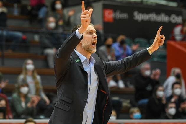 Pete Strobl, Coach Giessen 25. Spieltag, Basketball Bundesliga, Basketball Saison 2021 2022, Deutschland, easyCredit BBL, Germany, Giessen 46ers, giessen rot, Herren, Jobstairs GIESSEN 46ers - Alba Berlin, Männer, Berlin in gelb