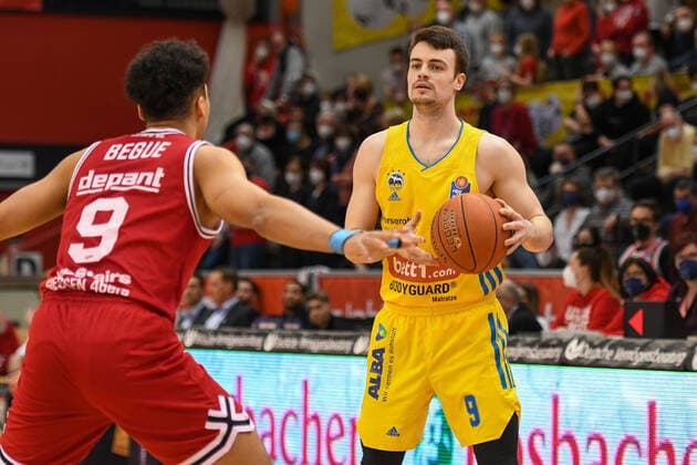 Maxi Begue, Jonas Mattisseck 25. Spieltag, Basketball Bundesliga, Basketball Saison 2021 2022, Deutschland, easyCredit BBL, Germany, Giessen 46ers, giessen rot, Herren, Jobstairs GIESSEN 46ers - Alba Berlin, Männer, Berlin in gelb