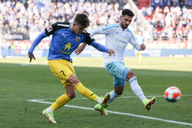 2.BL; FC Ingolstadt 04 - FC Schalke 04; Zweikampf Kampf um den Ball Dennis Eckert Ayensa (7, FCI) Calhanoglu Kerim (42 S04) Schuß 2. Bundesliga - FC Ingolstadt 04 Saison 2021 2022 FC Schalke 04