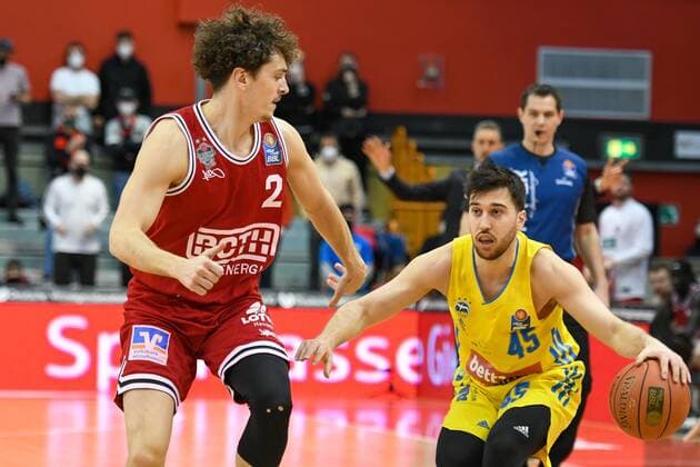Dennis Nawrocki, Tamir Blatt 25. Spieltag, Basketball Bundesliga, Basketball Saison 2021 2022, Deutschland, easyCredit BBL, Germany, Giessen 46ers, giessen rot, Herren, Jobstairs GIESSEN 46ers - Alba Berlin, Männer, Berlin in gelb
