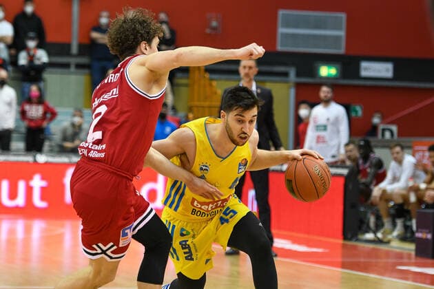 Dennis Nawrocki, Tamir Blatt 25. Spieltag, Basketball Bundesliga, Basketball Saison 2021 2022, Deutschland, easyCredit BBL, Germany, Giessen 46ers, giessen rot, Herren, Jobstairs GIESSEN 46ers - Alba Berlin, Männer, Berlin in gelb