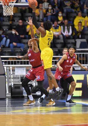 GER, Basketball,easy Credit-BBL, EWE Baskets Oldenburg vs Chemnitz 99ers 13.03.2022, EWE Arena, Oldenburg, GER, easy Credit-BBL, EWE Baskets Oldenburg vs Chemnitz 99ers , im Bild Tai ODIASE ( EWE Baskets Oldenburg 21 ) Darion ATINKS ( Chemnitz 99ers 44 ) Nelson WEIDEMANN ( Chemnitz 99ers 0 )