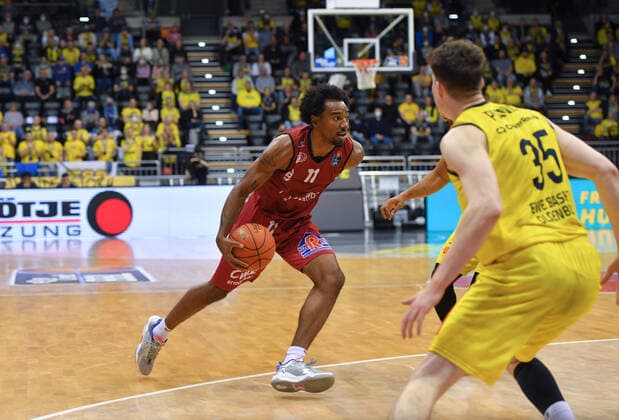GER, Basketball,easy Credit-BBL, EWE Baskets Oldenburg vs Chemnitz 99ers 13.03.2022, EWE Arena, Oldenburg, GER, easy Credit-BBL, EWE Baskets Oldenburg vs Chemnitz 99ers , im Bild Isiaha MIKE ( Chemnitz 99ers 11 ) Alen PJANIC ( EWE Baskets Oldenburg 35 )