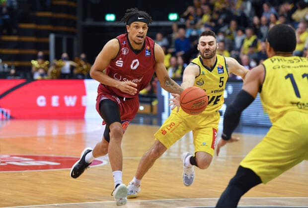 GER, Basketball,easy Credit-BBL, EWE Baskets Oldenburg vs Chemnitz 99ers 13.03.2022, EWE Arena, Oldenburg, GER, easy Credit-BBL, EWE Baskets Oldenburg vs Chemnitz 99ers , im Bild Nelson WEIDEMANN ( Chemnitz 99ers 0 ) Matt FARRELL ( EWE Baskets Oldenburg 5 ) Phil PRESSEY ( EWE Baskets Oldenburg 11 )