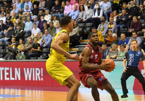 GER, Basketball,easy Credit-BBL, EWE Baskets Oldenburg vs Chemnitz 99ers 13.03.2022, EWE Arena, Oldenburg, GER, easy Credit-BBL, EWE Baskets Oldenburg vs Chemnitz 99ers , im Bild Frantz MASSENAT ( Chemnitz 99ers 15 ) TJ HOLYFIELD ( EWE Baskets Oldenburg 22 )