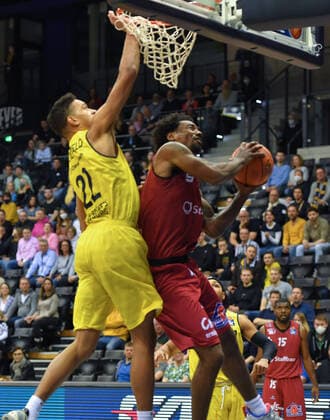 GER, Basketball,easy Credit-BBL, EWE Baskets Oldenburg vs Chemnitz 99ers 13.03.2022, EWE Arena, Oldenburg, GER, easy Credit-BBL, EWE Baskets Oldenburg vs Chemnitz 99ers , im Bild mal gestoppt TJ HOLYFIELD ( EWE Baskets Oldenburg 22 ) Isiaha MIKE ( Chemnitz 99ers 11 )