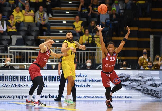 GER, Basketball,easy Credit-BBL, EWE Baskets Oldenburg vs Chemnitz 99ers 13.03.2022, EWE Arena, Oldenburg, GER, easy Credit-BBL, EWE Baskets Oldenburg vs Chemnitz 99ers , im Bild Haende hoch Eric WASHINGTON ( Chemnitz 99ers 33 ) Jonas RICHTER ( Chemnitz 99ers 7 ) Martin BREUNING ( EWE Baskets Oldenburg 12 )