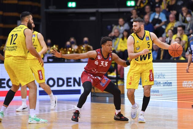 GER, Basketball,easy Credit-BBL, EWE Baskets Oldenburg vs Chemnitz 99ers 13.03.2022, EWE Arena, Oldenburg, GER, easy Credit-BBL, EWE Baskets Oldenburg vs Chemnitz 99ers , im Bild Matt FARRELL ( EWE Baskets Oldenburg 5 ) Eric WASHINGTON ( Chemnitz 99ers 33 )