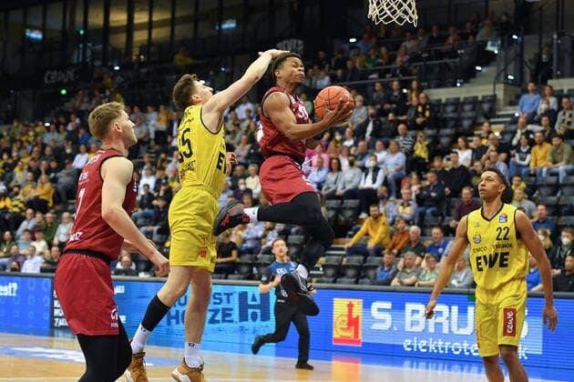 GER, Basketball,easy Credit-BBL, EWE Baskets Oldenburg vs Chemnitz 99ers 13.03.2022, EWE Arena, Oldenburg, GER, easy Credit-BBL, EWE Baskets Oldenburg vs Chemnitz 99ers , im Bild Eric WASHINGTON ( Chemnitz 99ers 33 ) Alen PJANIC ( EWE Baskets Oldenburg 35 ) TJ HOLYFIELD ( EWE Baskets Oldenburg 22 )
