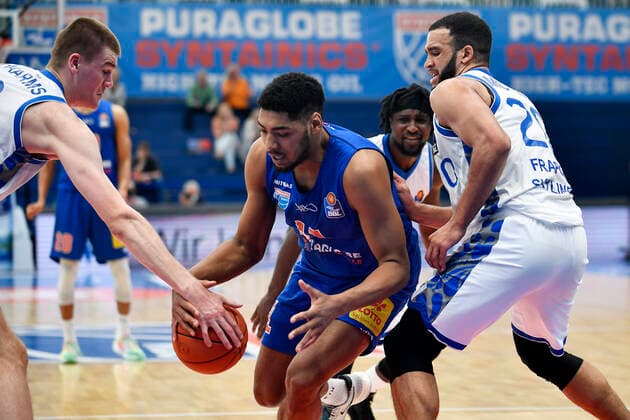 Basketball, 1. Bundesliga, Saison 2021 2022, Nachholspiel 15. Spieltag, SYNTAINICS MBC (Mitteldeutscher Basketball Club Weissenfels) vs. Fraport Skyliners Frankfurt Main (13.03.2022) Kostja Mushidi (Weissenfels, Rueckennummer 11) (Mitte) am Ball gegen Matt Haarms (Center Skyliners Frankfurt, Rueckennummer 3) (li.) und Rasheed Moore (Forward Skyliners Frankfurt, Rueckennummer 20) (re.) beim Spiel Weißenfels gegen Fraport Skyliners Frankfurt (13. 03. 2022) Weißenfels Sachsen-Anhalt Deutschland Stadthalle Weißenfels