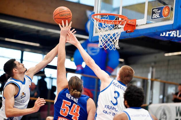 Basketball, 1. Bundesliga, Saison 2021 2022, Nachholspiel 15. Spieltag, SYNTAINICS MBC (Mitteldeutscher Basketball Club Weissenfels) vs. Fraport Skyliners Frankfurt Main (13.03.2022) Zweikampf um den Ball zwischen John Bryant (Center Weissenfels, Rueckennummer 54) und Matt Haarms (Center Skyliners Frankfurt, Rueckennummer 3) beim Spiel Weißenfels gegen Fraport Skyliners Frankfurt (13. 03. 2022) Weißenfels Sachsen-Anhalt Deutschland Stadthalle Weißenfels
