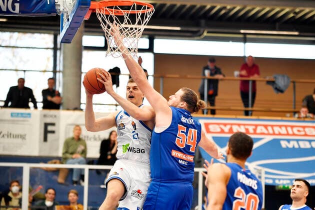 Basketball, 1. Bundesliga, Saison 2021 2022, Nachholspiel 15. Spieltag, SYNTAINICS MBC (Mitteldeutscher Basketball Club Weissenfels) vs. Fraport Skyliners Frankfurt Main (13.03.2022) Zweikampf um den Ball zwischen Lorenz Brenneke (Forward Skyliners Frankfurt, Rueckennummer 21) (li.) und John Bryant (Center Weissenfels, Rueckennummer 54) (re.) unter dem Korb beim Spiel Weißenfels gegen Fraport Skyliners Frankfurt (13. 03. 2022) Weißenfels Sachsen-Anhalt Deutschland Stadthalle Weißenfels