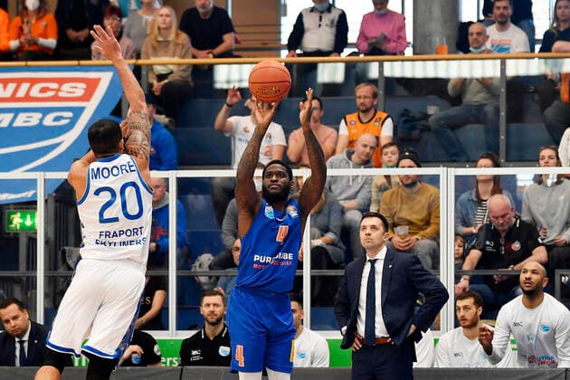Basketball, 1. Bundesliga, Saison 2021 2022, Nachholspiel 15. Spieltag, SYNTAINICS MBC (Mitteldeutscher Basketball Club Weissenfels) vs. Fraport Skyliners Frankfurt Main (13.03.2022) AJ English (Power Guard MBC Weissenfels, Rueckennummer 4) (re.) am Ball gegen Rasheed Moore (Forward Skyliners Frankfurt, Rueckennummer 20) beim Spiel Weißenfels gegen Fraport Skyliners Frankfurt (13. 03. 2022) Weißenfels Sachsen-Anhalt Deutschland Stadthalle Weißenfels