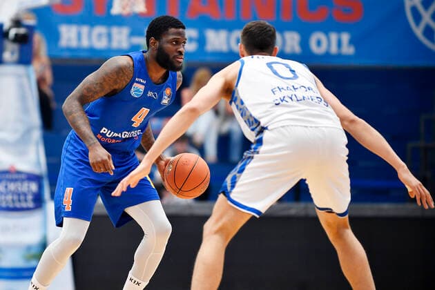 Basketball, 1. Bundesliga, Saison 2021 2022, Nachholspiel 15. Spieltag, SYNTAINICS MBC (Mitteldeutscher Basketball Club Weissenfels) vs. Fraport Skyliners Frankfurt Main (13.03.2022) AJ English (Power Guard MBC Weissenfels, Rueckennummer 4) (li.) am Ball gegen Lukas Wank (Guard Skyliners Frankfurt, Rueckennummer 0) (re.) beim Spiel Weißenfels gegen Fraport Skyliners Frankfurt (13. 03. 2022) Weißenfels Sachsen-Anhalt Deutschland Stadthalle Weißenfels