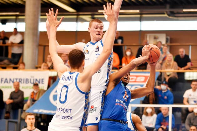 Basketball, 1. Bundesliga, Saison 2021 2022, Nachholspiel 15. Spieltag, SYNTAINICS MBC (Mitteldeutscher Basketball Club Weissenfels) vs. Fraport Skyliners Frankfurt Main (13.03.2022) Kostja Mushidi (Weissenfels, Rueckennummer 11) (re.) am Ball im Zweikampf gegen Matt Haarms (Center Skyliners Frankfurt, Rueckennummer 3) und Lukas Wank (Guard Skyliners Frankfurt, Rueckennummer 0) beim Spiel Weißenfels gegen Fraport Skyliners Frankfurt (13. 03. 2022) Weißenfels Sachsen-Anhalt Deutschland Stadthalle Weißenfels
