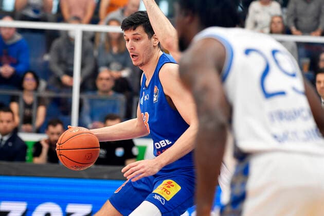 Basketball, 1. Bundesliga, Saison 2021 2022, Nachholspiel 15. Spieltag, SYNTAINICS MBC (Mitteldeutscher Basketball Club Weissenfels) vs. Fraport Skyliners Frankfurt Main (13.03.2022) Goran Huskic (Center MBC Weissenfels, Rueckennummer 23) am Ball beim Spiel Weißenfels gegen Fraport Skyliners Frankfurt (13. 03. 2022) Weißenfels Sachsen-Anhalt Deutschland Stadthalle Weißenfels