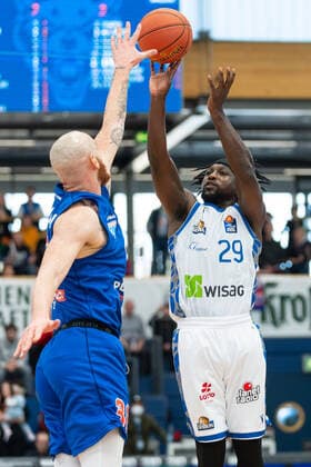 Reggie Upshaw (MBC, 30), Will Cherry (Skyliners, 29), Syntainics MBC vs. Fraport Skyliners, Basketball Bundesliga, Maenner, 2021 2022, 25. Spieltag, 13.03.2022, Syntainics MBC vs. Fraport Skyliners, Basketball Bundesliga, Maenner, 2021 2022, 25. Spieltag, 13.03.2022, Weissenfels