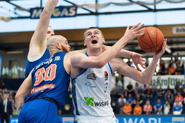 Reggie Upshaw (MBC, 30), Matt Haarms (Skyliners, 3), Syntainics MBC vs. Fraport Skyliners, Basketball Bundesliga, Maenner, 2021 2022, 25. Spieltag, 13.03.2022, Syntainics MBC vs. Fraport Skyliners, Basketball Bundesliga, Maenner, 2021 2022, 25. Spieltag, 13.03.2022, Weissenfels