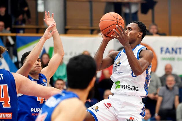 Basketball, 1. Bundesliga, Saison 2021 2022, Nachholspiel 15. Spieltag, SYNTAINICS MBC (Mitteldeutscher Basketball Club Weissenfels) vs. Fraport Skyliners Frankfurt Main (13.03.2022) Brancou Badio (Guard Skyliners Frankfurt, Rueckennummer 8) (re.) am Ball gegen Nikola Rebic (Guard MBC Weissenfels, Rueckennummer 44) (li.) beim Spiel Weißenfels gegen Fraport Skyliners Frankfurt (13. 03. 2022) Weißenfels Sachsen-Anhalt Deutschland Stadthalle Weißenfels