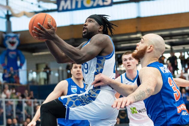 Will Cherry (Skyliners, 29), Reggie Upshaw (MBC, 30), Syntainics MBC vs. Fraport Skyliners, Basketball Bundesliga, Maenner, 2021 2022, 25. Spieltag, 13.03.2022, Syntainics MBC vs. Fraport Skyliners, Basketball Bundesliga, Maenner, 2021 2022, 25. Spieltag, 13.03.2022, Weissenfels
