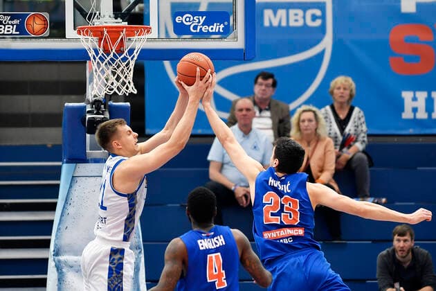 Basketball, 1. Bundesliga, Saison 2021 2022, Nachholspiel 15. Spieltag, SYNTAINICS MBC (Mitteldeutscher Basketball Club Weissenfels) vs. Fraport Skyliners Frankfurt Main (13.03.2022) Zweikampf um den Ball zwischen Lorenz Brenneke (Forward Skyliners Frankfurt, Rueckennummer 21) (li.) und Goran Huskic (Center MBC Weissenfels, Rueckennummer 23) (re.) beim Spiel Weißenfels gegen Fraport Skyliners Frankfurt (13. 03. 2022) Weißenfels Sachsen-Anhalt Deutschland Stadthalle Weißenfels