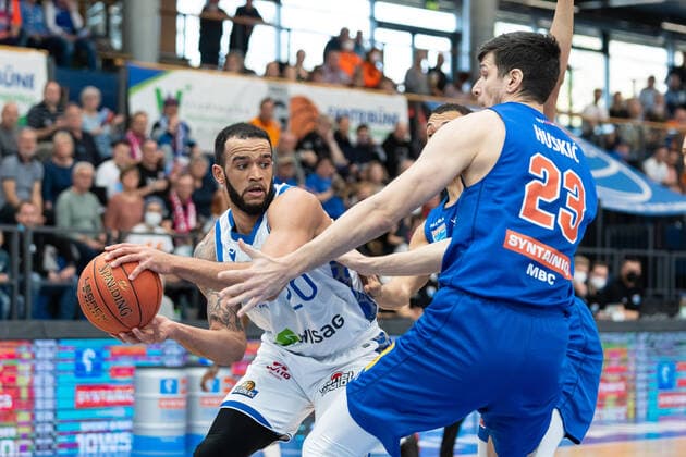 Rasheed Moore (Skyliners, 20), Goran Huskic (MBC, 23), Syntainics MBC vs. Fraport Skyliners, Basketball Bundesliga, Maenner, 2021 2022, 25. Spieltag, 13.03.2022, Syntainics MBC vs. Fraport Skyliners, Basketball Bundesliga, Maenner, 2021 2022, 25. Spieltag, 13.03.2022, Weissenfels