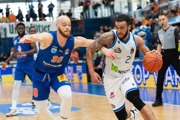 Reggie Upshaw (MBC, 30), Rasheed Moore (Skyliners, 20), Syntainics MBC vs. Fraport Skyliners, Basketball Bundesliga, Maenner, 2021 2022, 25. Spieltag, 13.03.2022, Syntainics MBC vs. Fraport Skyliners, Basketball Bundesliga, Maenner, 2021 2022, 25. Spieltag, 13.03.2022, Weissenfels