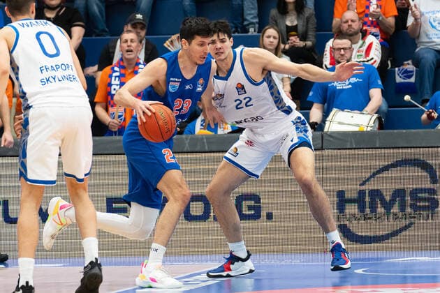 Goran Huskic (MBC, 23), Brooks DeBisschop (Skyliners, 22), Syntainics MBC vs. Fraport Skyliners, Basketball Bundesliga, Maenner, 2021 2022, 25. Spieltag, 13.03.2022, Syntainics MBC vs. Fraport Skyliners, Basketball Bundesliga, Maenner, 2021 2022, 25. Spieltag, 13.03.2022, Weissenfels